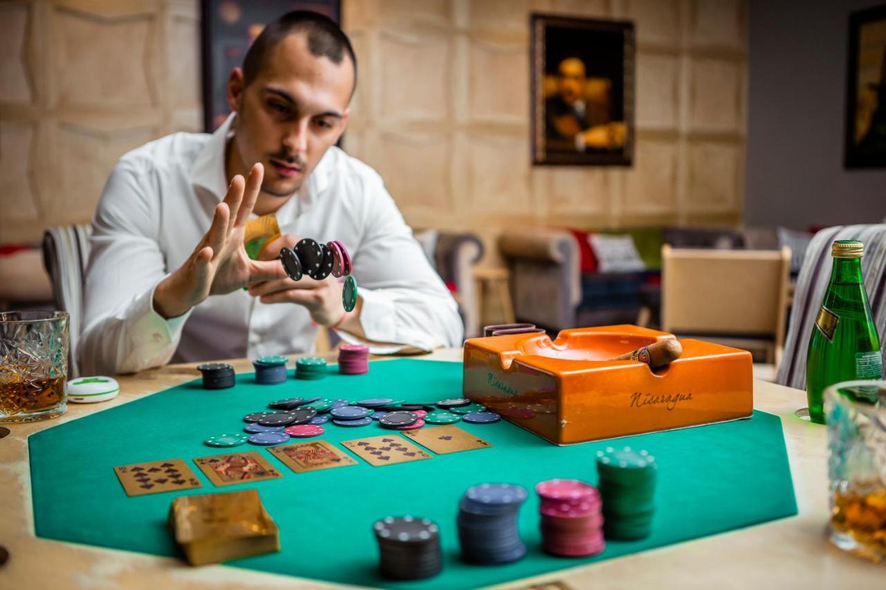 阿尔特水疗公园酒店 韦林格勒 外观 照片 A player at a poker table