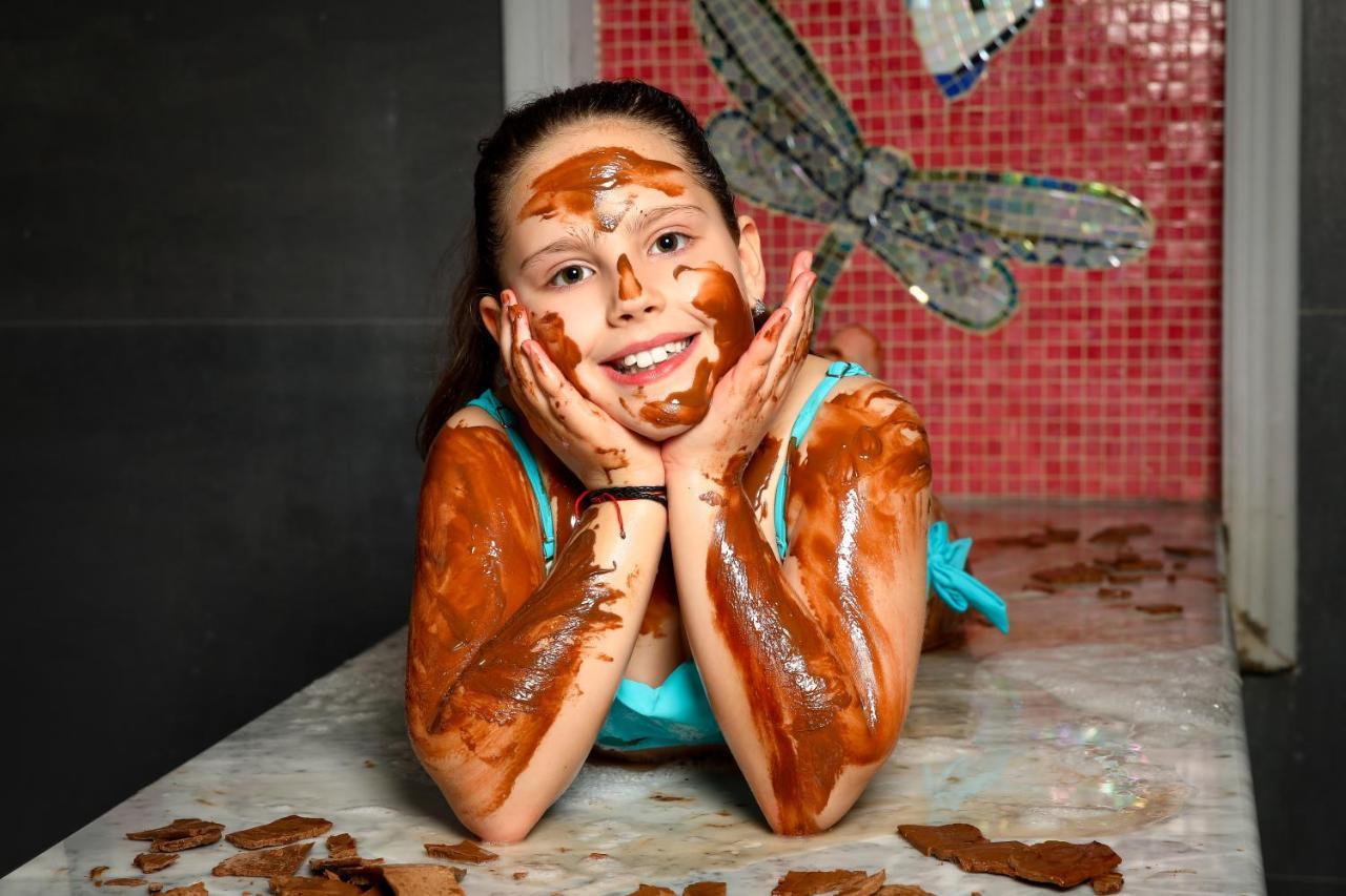阿尔特水疗公园酒店 韦林格勒 外观 照片 A woman covered in chocolate